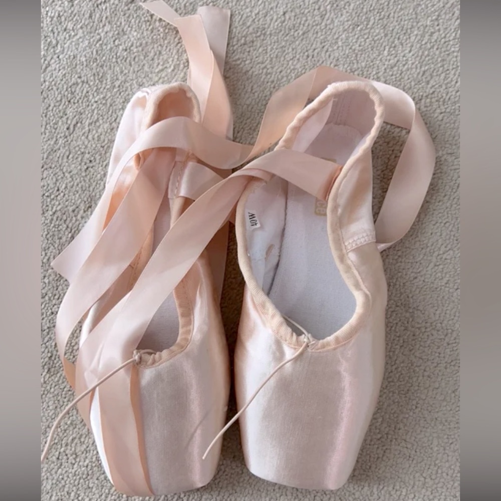 Ballet Pointe Shoes - Picture 2 of 7